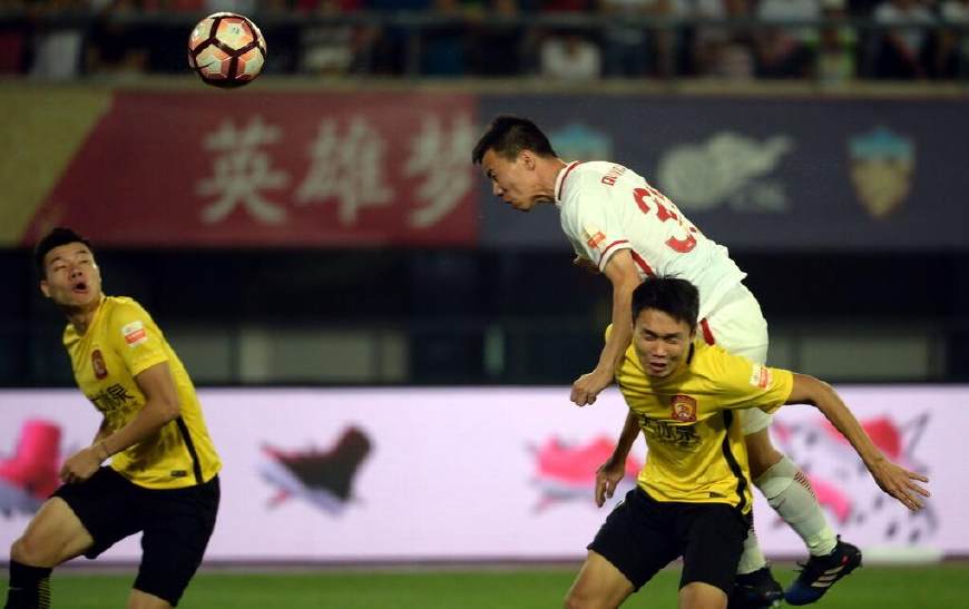 开云-包含辽宁本钢训练开放日，清晨队长鼓劲引欢呼，中超在即，更衣室氛围转暖的词条