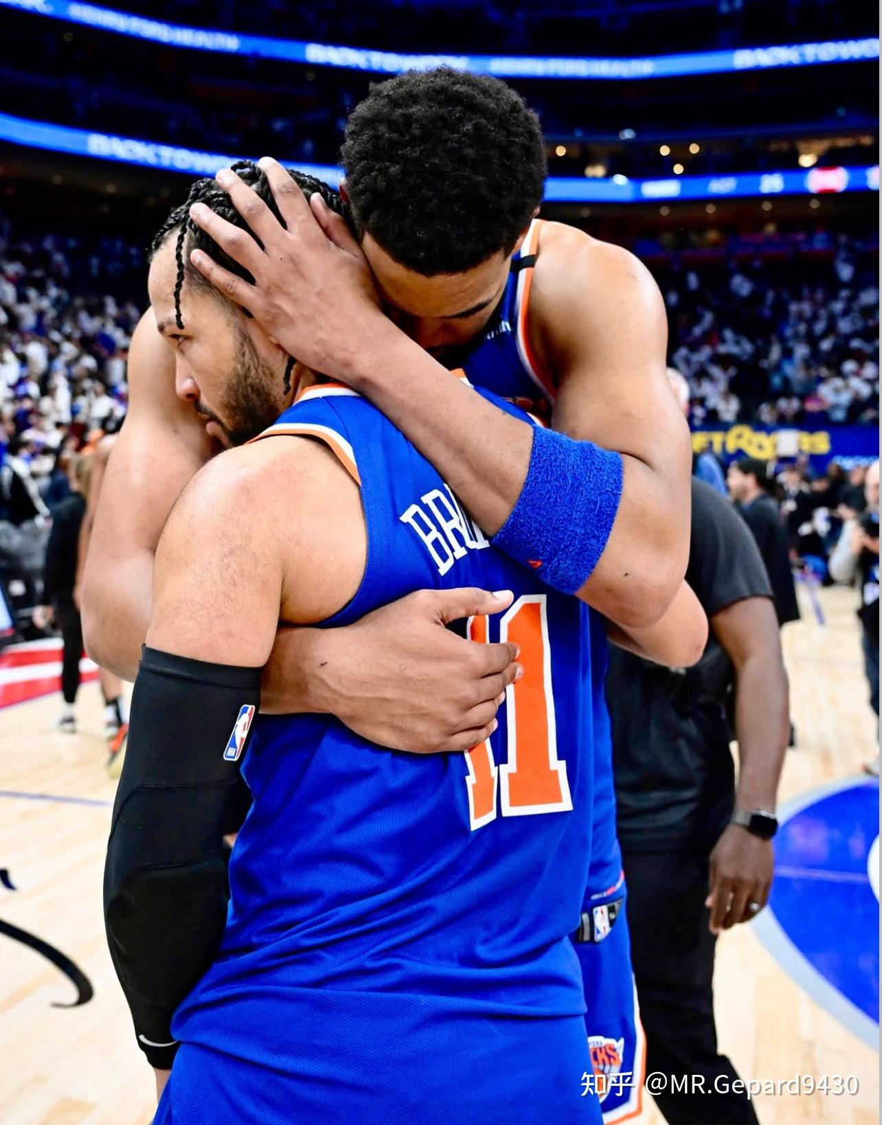 kaiyunapp-包含纽约尼克斯训练开放日；转会期队长鼓劲引欢呼；NBA季后赛在即；身体对抗强度拉满的词条